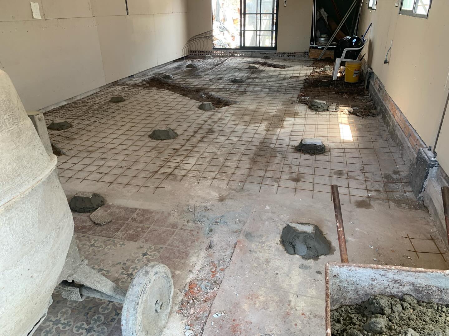 Preparación de un piso interior con malla de acero