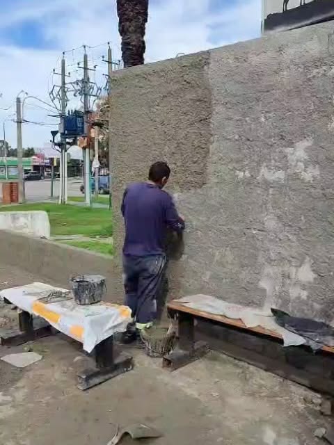 Trabajo de revoque exterior de la publicación Terminado el trabajo conforme el cliente
